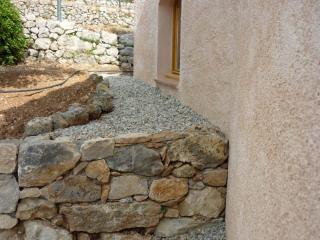 Réalisation de murs en pierres taillées